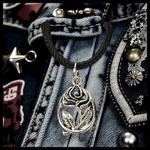 5 For $25💫Silver Bohemian Rose Pendant Necklace